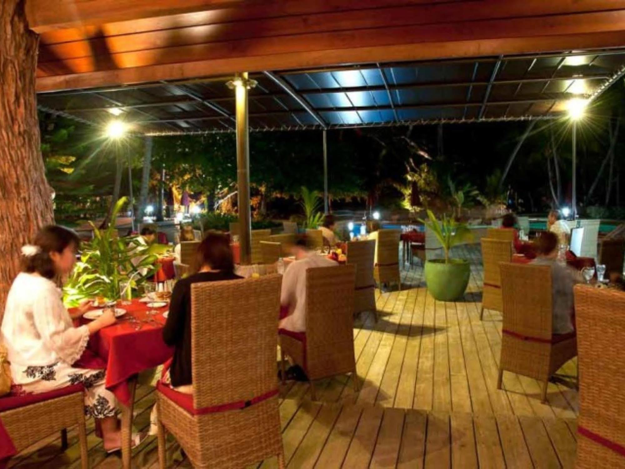 Oure Lodge Beach Resort Kuto Exterior photo